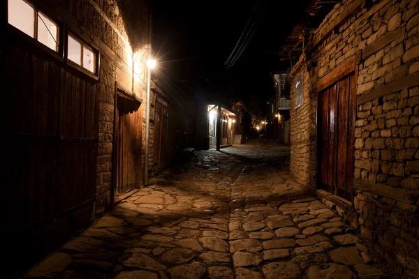Άδειο νύχτα δρόμο στο ορεινό χωριό του Καυκάσου, lahic, azerbaij — Φωτογραφία Αρχείου