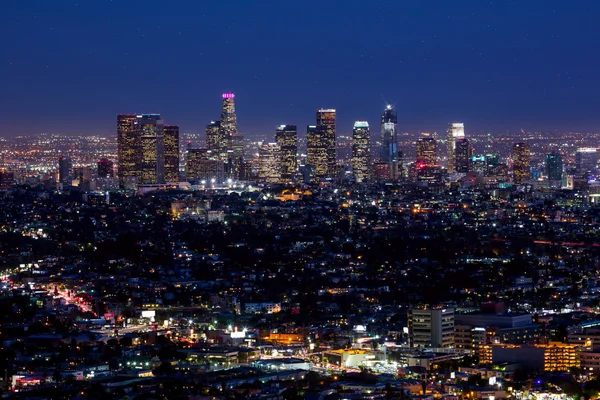 O horizonte de Los Angeles no crepúsculo — Fotografia de Stock