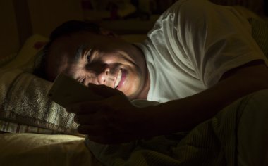 Bir adam geceleri metin mesajları okuma