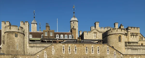 蓝色天空的伦敦塔 — 图库照片