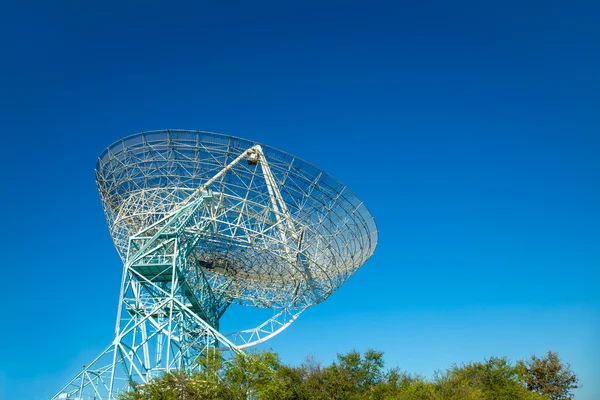 巨大な電波望遠鏡 — ストック写真
