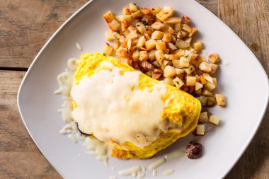 Omellete ve patates ile bir kahvaltı tabağı Üstten Görünüm