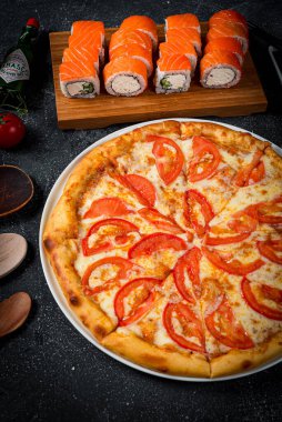 İştah açıcı pizza ve ekmek takımı masada.