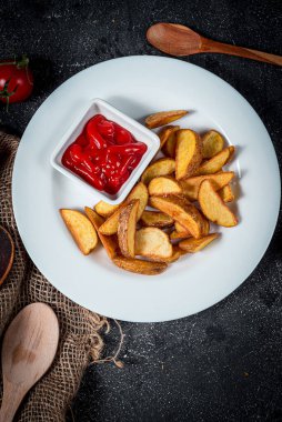 Patatesler yemek tabağını tıkıştırır.