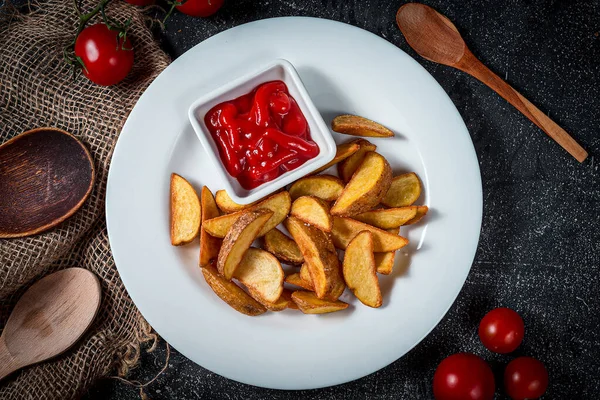 Patatesler yemek tabağını tıkıştırır.