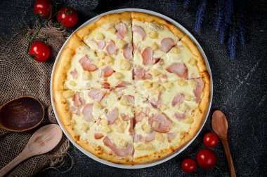 İştah açıcı İtalyan pizzası, fast food servisi.