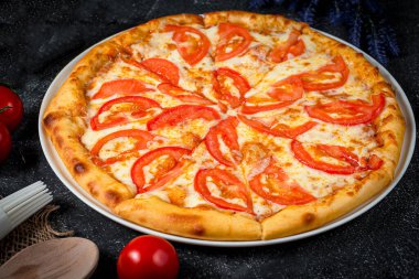 İştah açıcı İtalyan pizzası, fast food servisi.