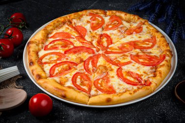 İştah açıcı İtalyan pizzası, fast food servisi.