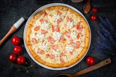 İştah açıcı İtalyan pizzası, fast food servisi.