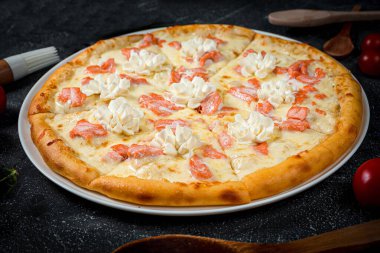 İştah açıcı İtalyan pizzası, fast food servisi.