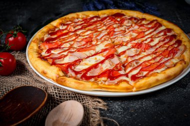 İştah açıcı İtalyan pizzası, fast food servisi.