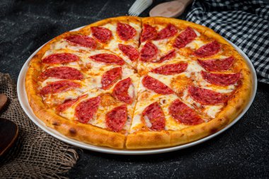 İştah açıcı İtalyan pizzası, fast food servisi.