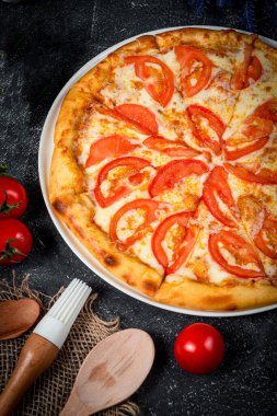 İştah açıcı İtalyan pizzası, fast food servisi.