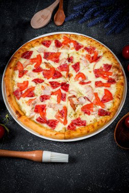 İştah açıcı İtalyan pizzası, fast food servisi.