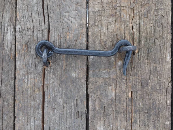 Schwarzer Metallhaken Einer Holztür Aus Alten Fichtenbrettern — Stockfoto