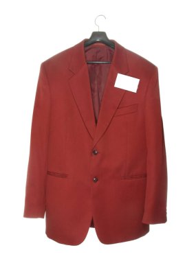 Siyah plastik bir askıda rozetli, beyaz bir arka planda metal kancalı Burgundy ceketi..      