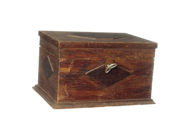 Zabytkowe Drewniane Pudełko Kluczem Białym Tle — Zdjęcie stockowe
