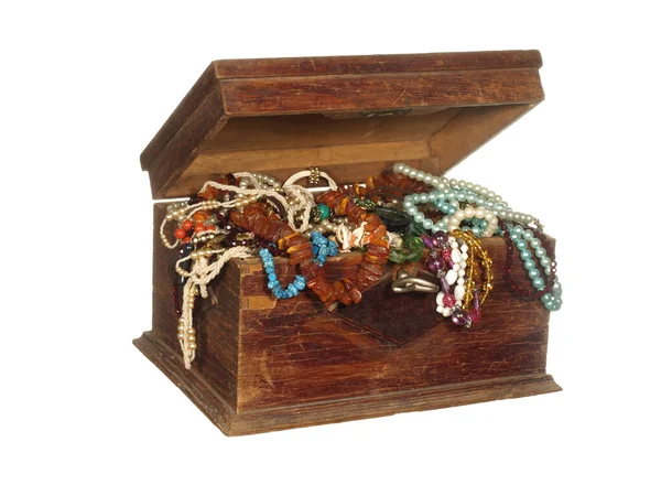 古董木箱 钥匙塞满了各种各样的珠子 装饰品和装饰 与白色背景隔离在一起 免版税图库图片