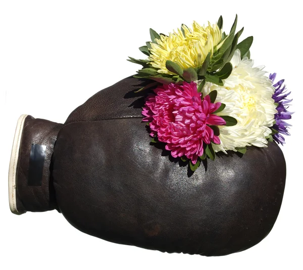 Боксерська рукавичка з букетом квітів ізольовані на білому фоні — стокове фото