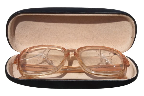 Stary uszkodzony okulary w przypadku na białym tle. — Zdjęcie stockowe