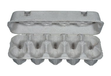 Beyaz arka plan üzerinde izole yumurta, altından boş kutu.