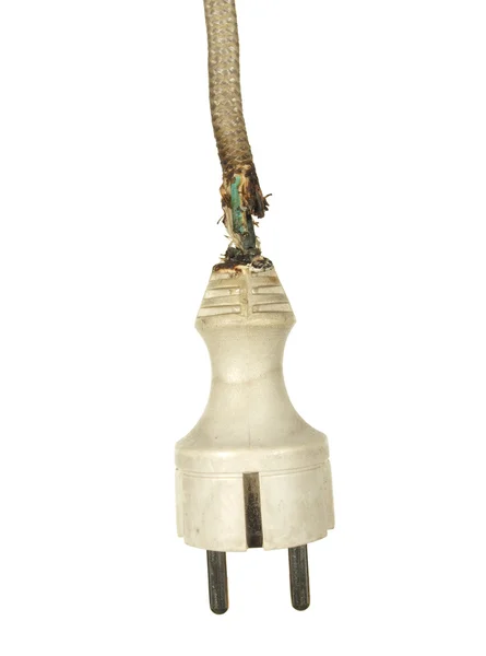 Alter elektrischer Stecker weiß mit verbranntem Kabel, isoliert auf einem weißen b — Stockfoto