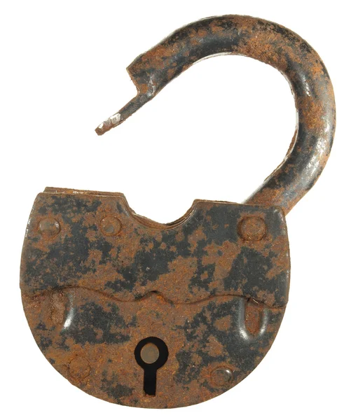 Beyaz arkaplanda eski paslı asma kilit izole edildi.