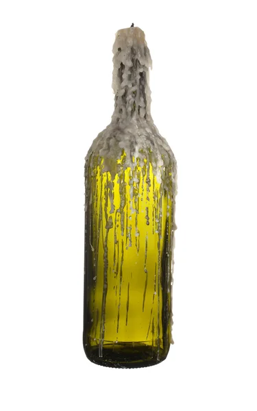 Зеленая стеклянная бутылка вина со свечой, изолированной на белом заднем плане — стоковое фото