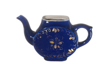 Eski seramik çaydanlık altın desenli beyaz arkasında izole mavi