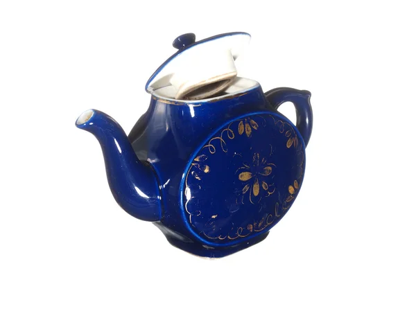 老陶瓷茶壶蓝色与白色背上孤立的金色图案 — 图库照片