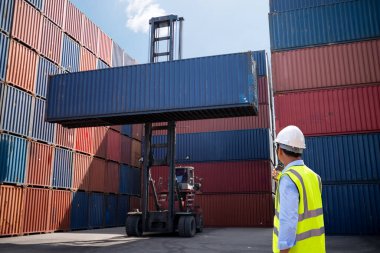 Foreman denetimi Lojistik İthalat İhracat Arkaplanı, İş lojistik konsepti, ithalat ve ihracat kavramı için kutuları kamyondan kamyona yükleme