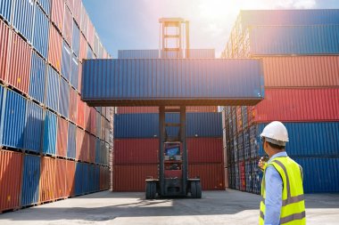Foreman denetimi Lojistik İthalat İhracat Arkaplanı, İş lojistik konsepti, ithalat ve ihracat kavramı için kutuları kamyondan kamyona yükleme