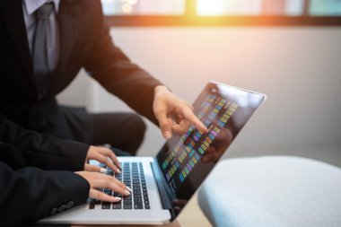 İş adamlarının ve iş kadınlarının danışmanlığı ofis çalışanlarının iş planlarını dikkate alır