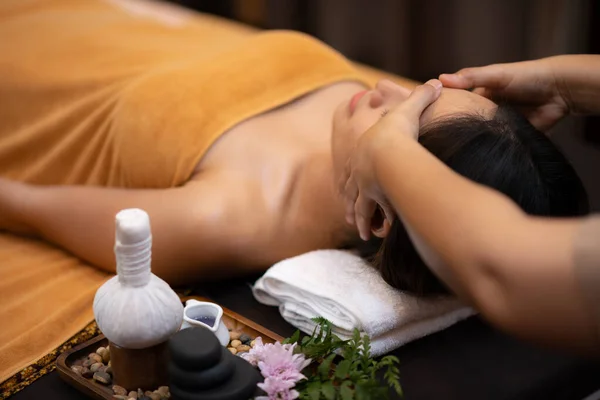 Jovem Bela Mulher Asiática Relaxar Massagem Salão Spa — Fotografia de Stock