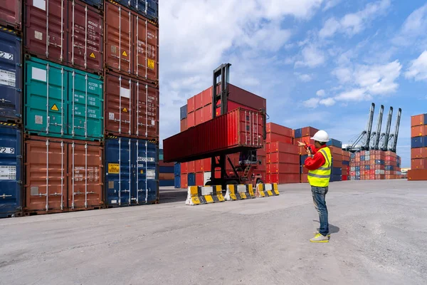 Vorarbeiter Steuert Die Verladung Von Containern Auf Lkw Für Logistic — Stockfoto