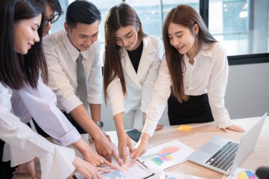 Asyalı genç iş adamları toplantısı. Konferans çalışıyor ve iletişim kuruyor.