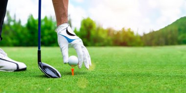 Yeşil çim tarlasında golf topunu kapat. spor golf sopası
