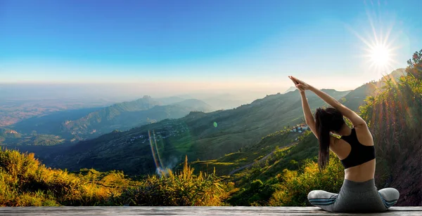 Jonge Vrouw Die Yoga Beoefent Natuur Vrouwelijk Geluk Landschapsachtergrond — Stockfoto