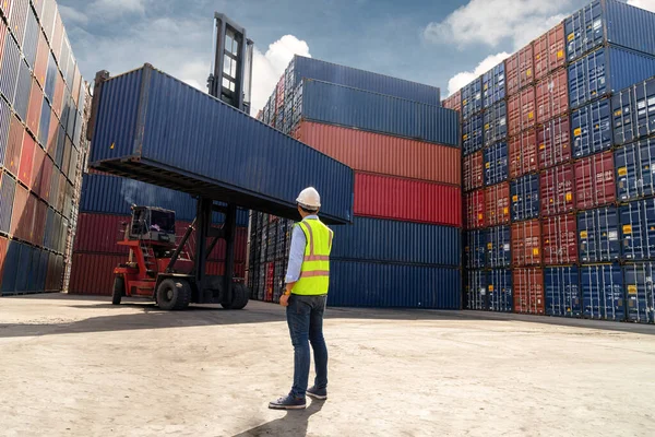 Foreman Control Loading Containers Box Truck Logistic Import Export Background — Fotografia de Stock