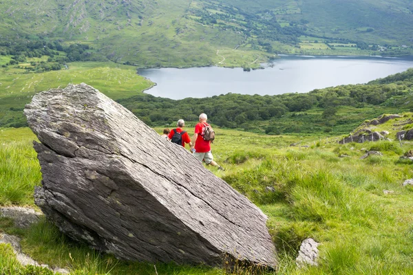 Kerry maneira grande rocha com caminhantes — Fotografia de Stock