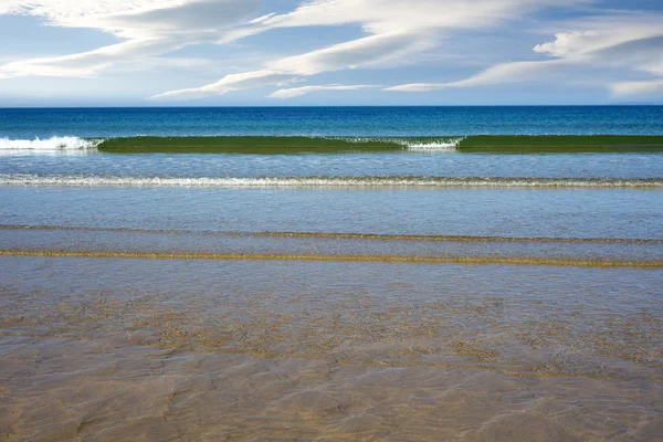 Delikatne zielone fale mocowania na plaży ballybunion — Zdjęcie stockowe