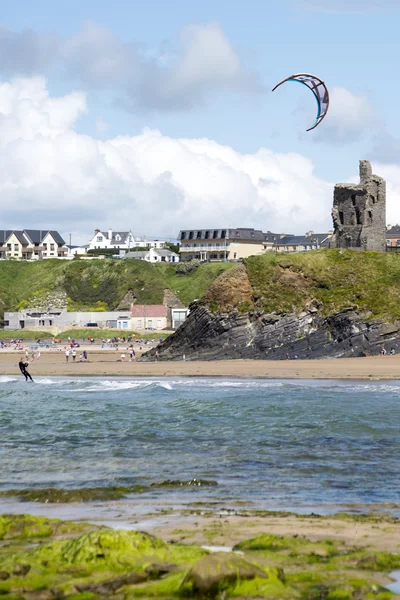 Einsamer Kitesurfer auf den Wellen — Stockfoto