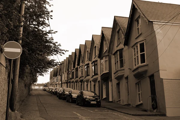 Vue des maisons sur une colline escarpée à cobh — Photo