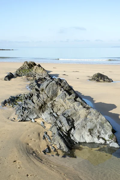 Hermosas olas suaves rompen en las rocas negras —  Fotos de Stock