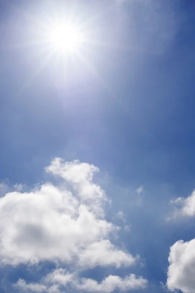 Prachtige zon boven witte pluizige wolken — Stockfoto