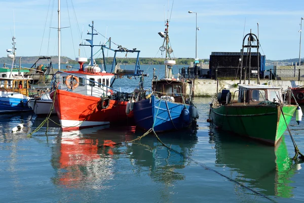 Barcos de pesca en la bahía en cobh —  Fotos de Stock