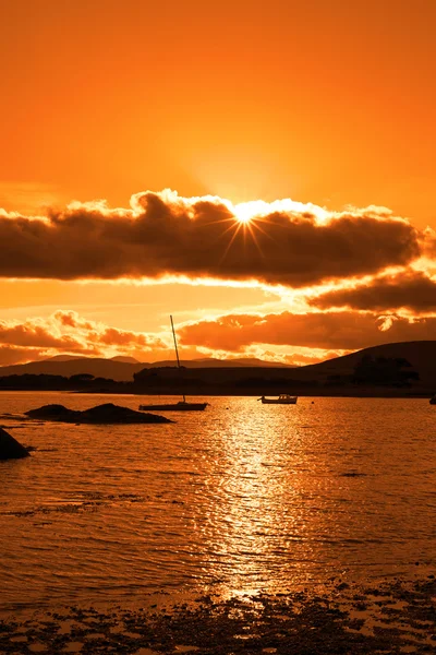 Lodě v klidné zátoce při západu slunce — Stock fotografie