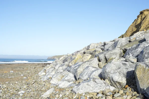 Stenblocken på ballybunion beach — Stockfoto