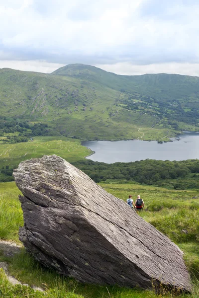 Big rock with hikers — Stock Photo, Image