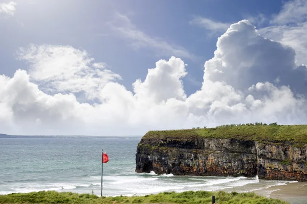 Rote Flagge über dem Strand von Ballybunion — Stockfoto
